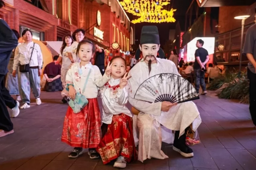 798南门——慢生活商业街区打造沉浸式艺术夜(图12)