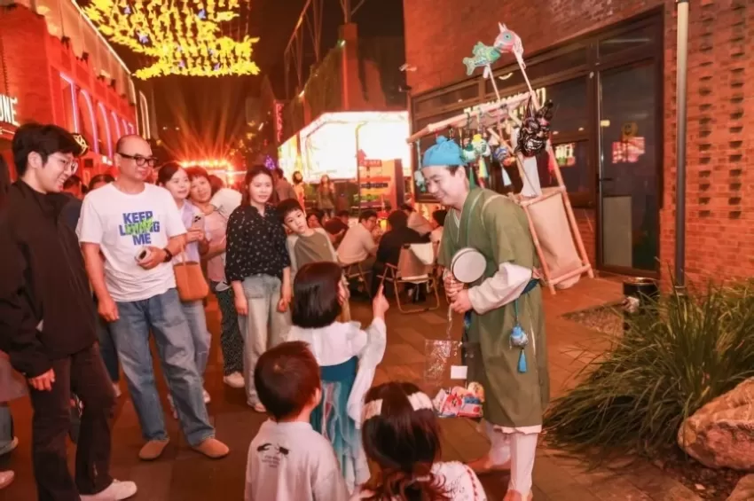 798南门——慢生活商业街区打造沉浸式艺术夜(图13)