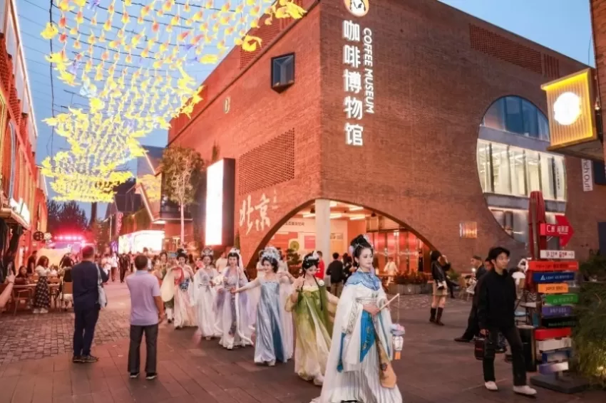 798南门——慢生活商业街区打造沉浸式艺术夜(图14)