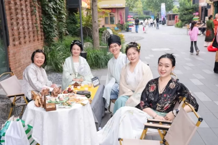 798南门——慢生活商业街区打造沉浸式艺术夜(图18)