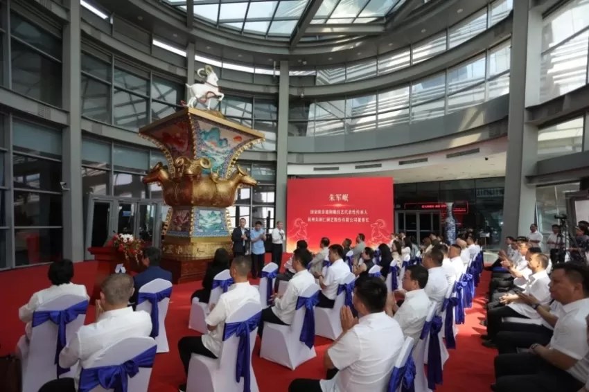 吉尼斯世界纪录铜雕景泰蓝《盛世五羊尊》在河北迁西落成(图2)