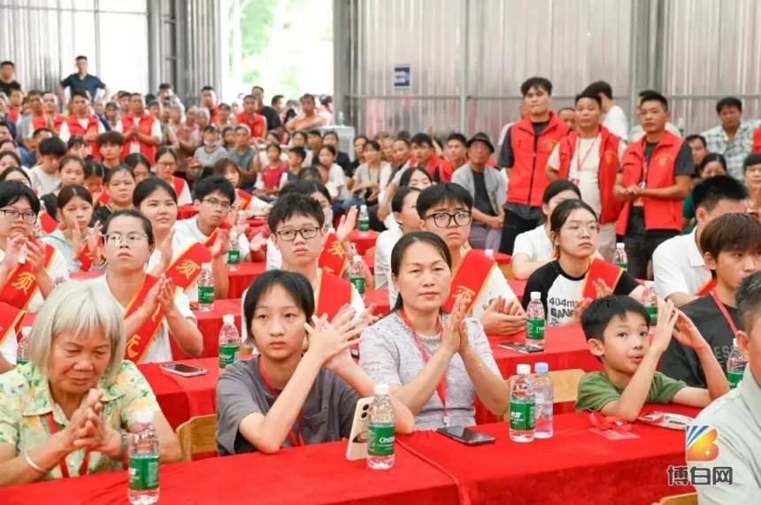 开局即无敌!汇聚68万善款、新科北大博士等199人获奖!首届博白须无奖学大会成功举办(图20) 开局即无敌!汇聚68万善款、新科北大博士等199人获奖!首届博白须无奖学大会成功举办(图20)