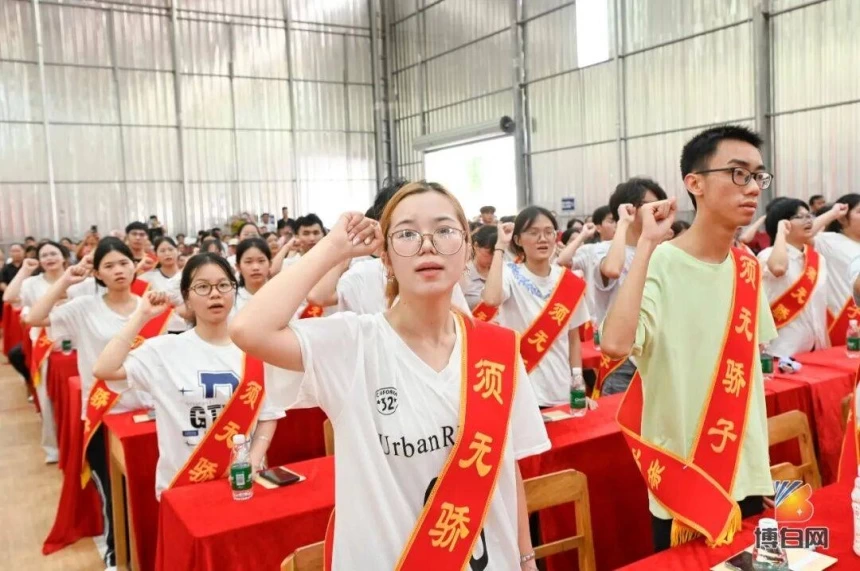 开局即无敌!汇聚68万善款、新科北大博士等199人获奖!首届博白须无奖学大会成功举办(图53) 开局即无敌!汇聚68万善款、新科北大博士等199人获奖!首届博白须无奖学大会成功举办(图53)