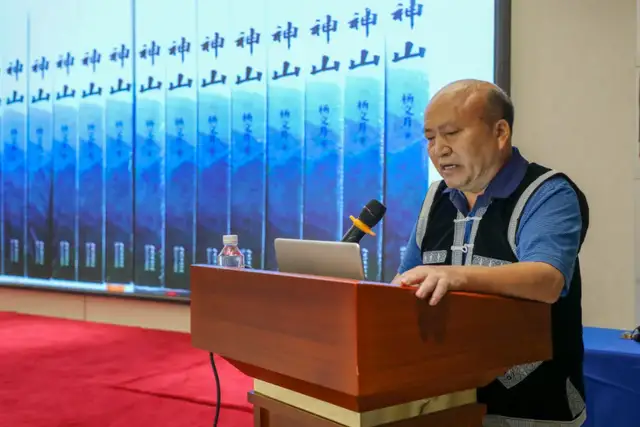 区内外文学专家到百色研讨长篇小说《神山》 (图2)