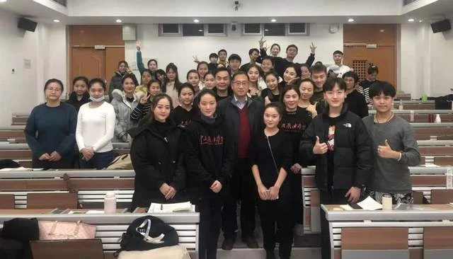 文以载道 德以树人——封杰教授为表演系师生作专题讲座(图2) 文以载道 德以树人——封杰教授为表演系师生作专题讲座(图2)